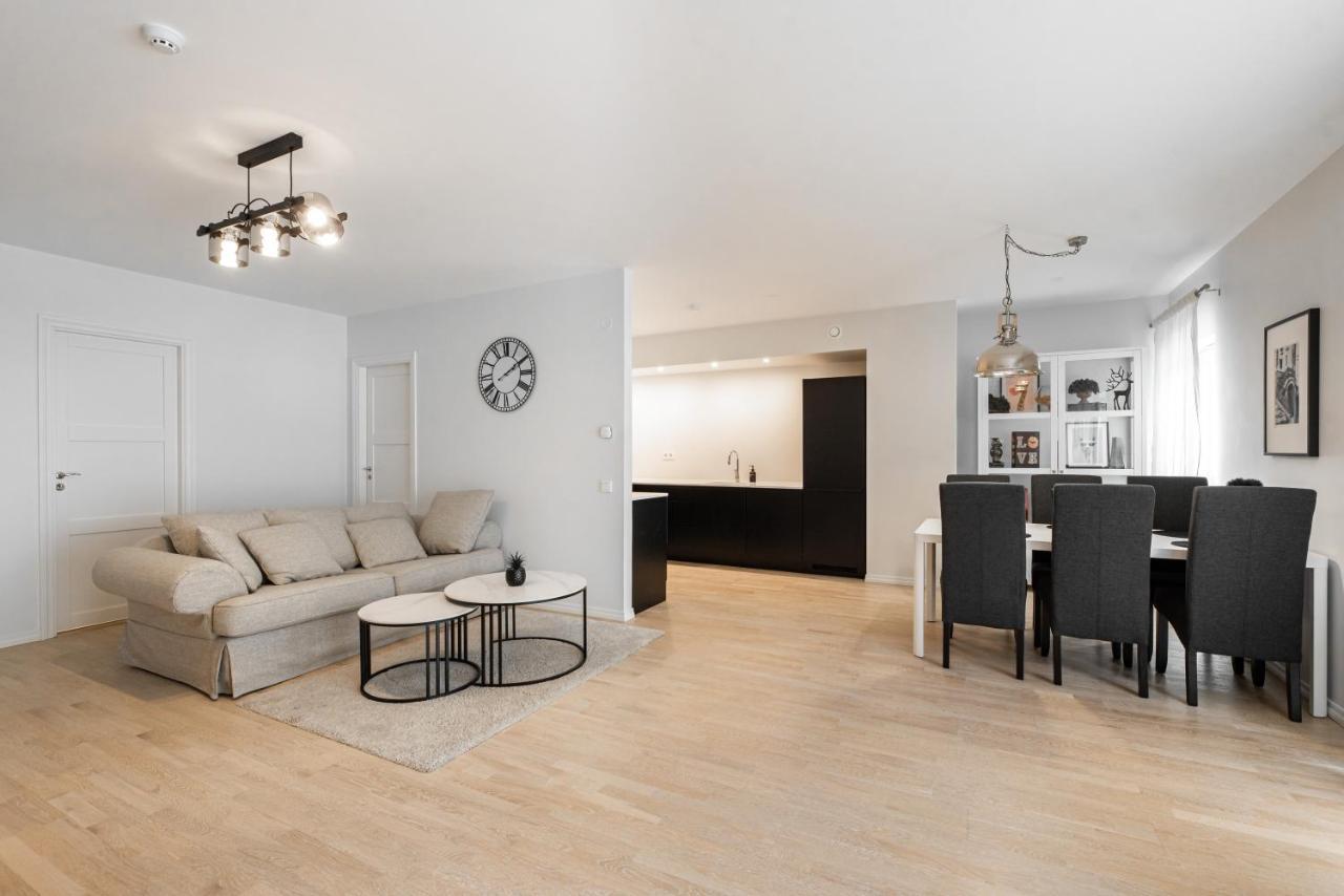 Airhome - Black&White Tallinn Bagian luar foto