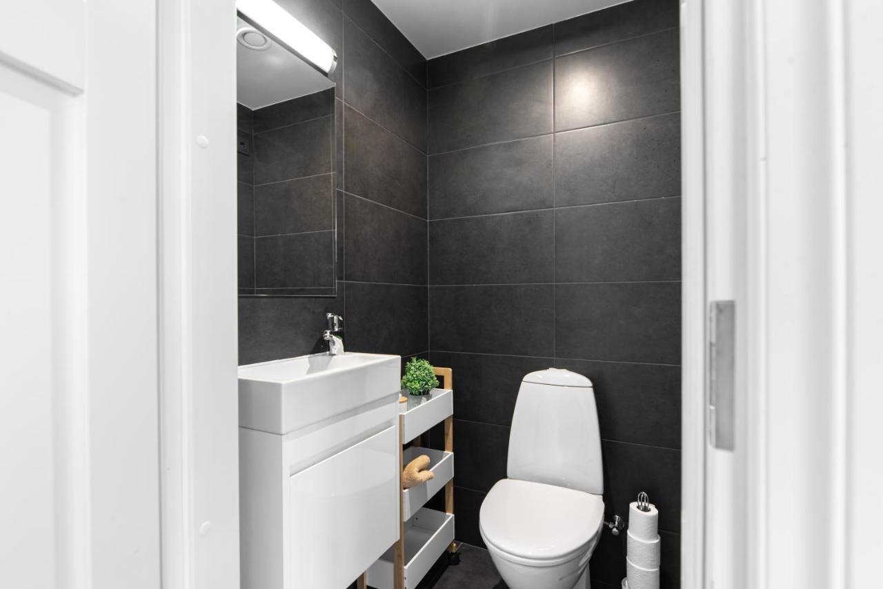 Airhome - Black&White Tallinn Bagian luar foto