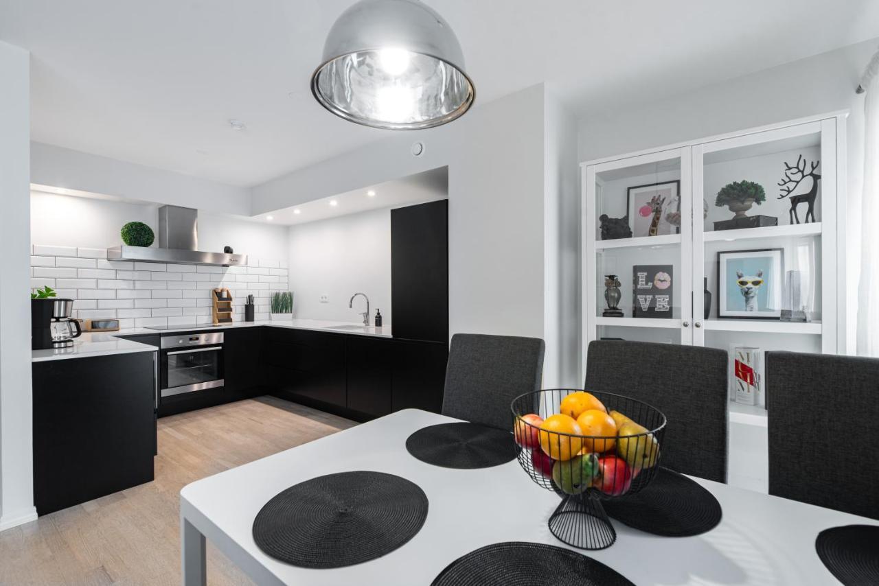Airhome - Black&White Tallinn Bagian luar foto