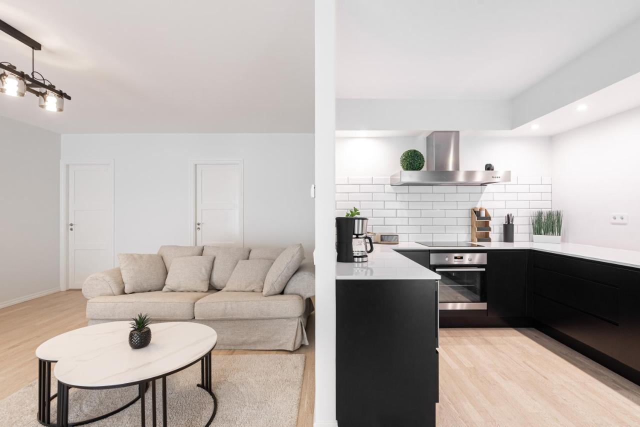 Airhome - Black&White Tallinn Bagian luar foto