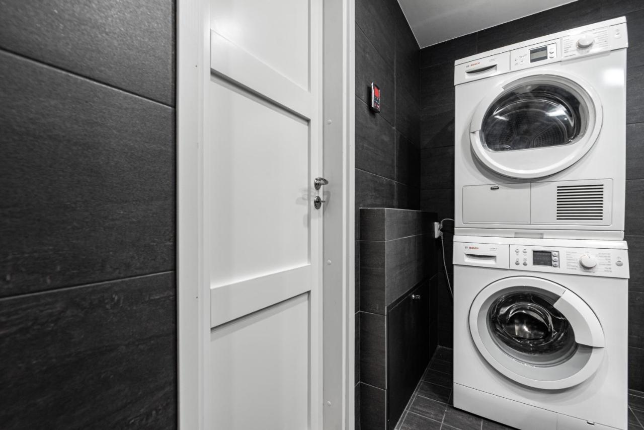 Airhome - Black&White Tallinn Bagian luar foto