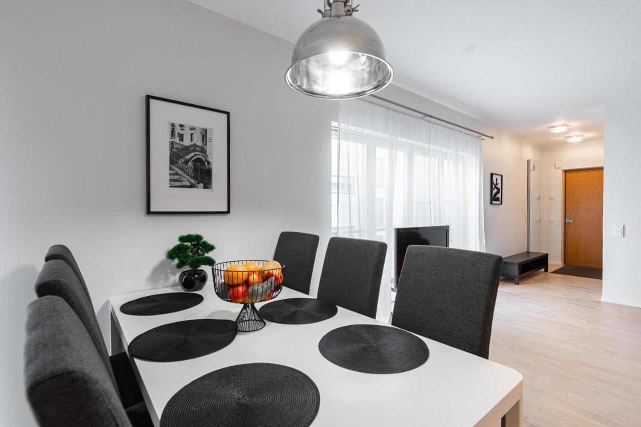 Airhome - Black&White Tallinn Bagian luar foto