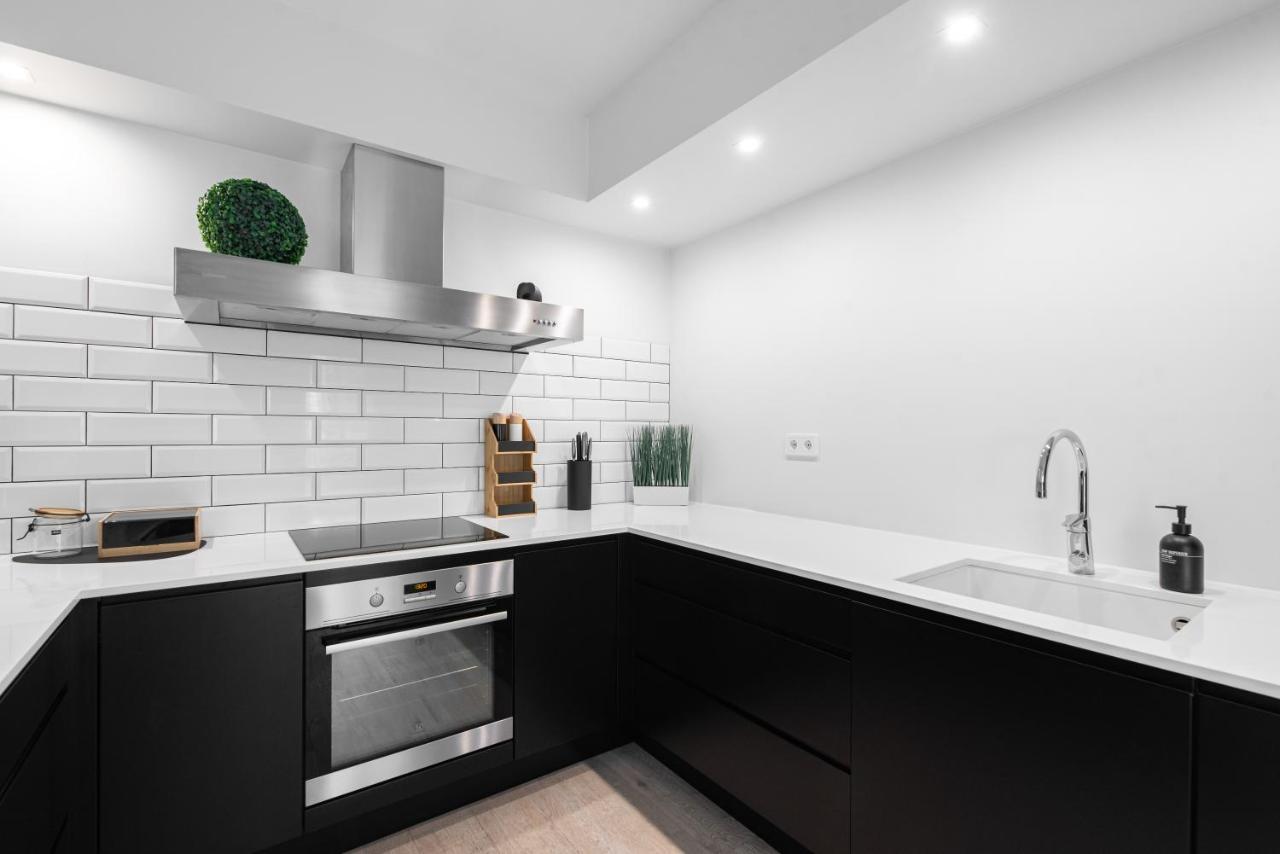 Airhome - Black&White Tallinn Bagian luar foto