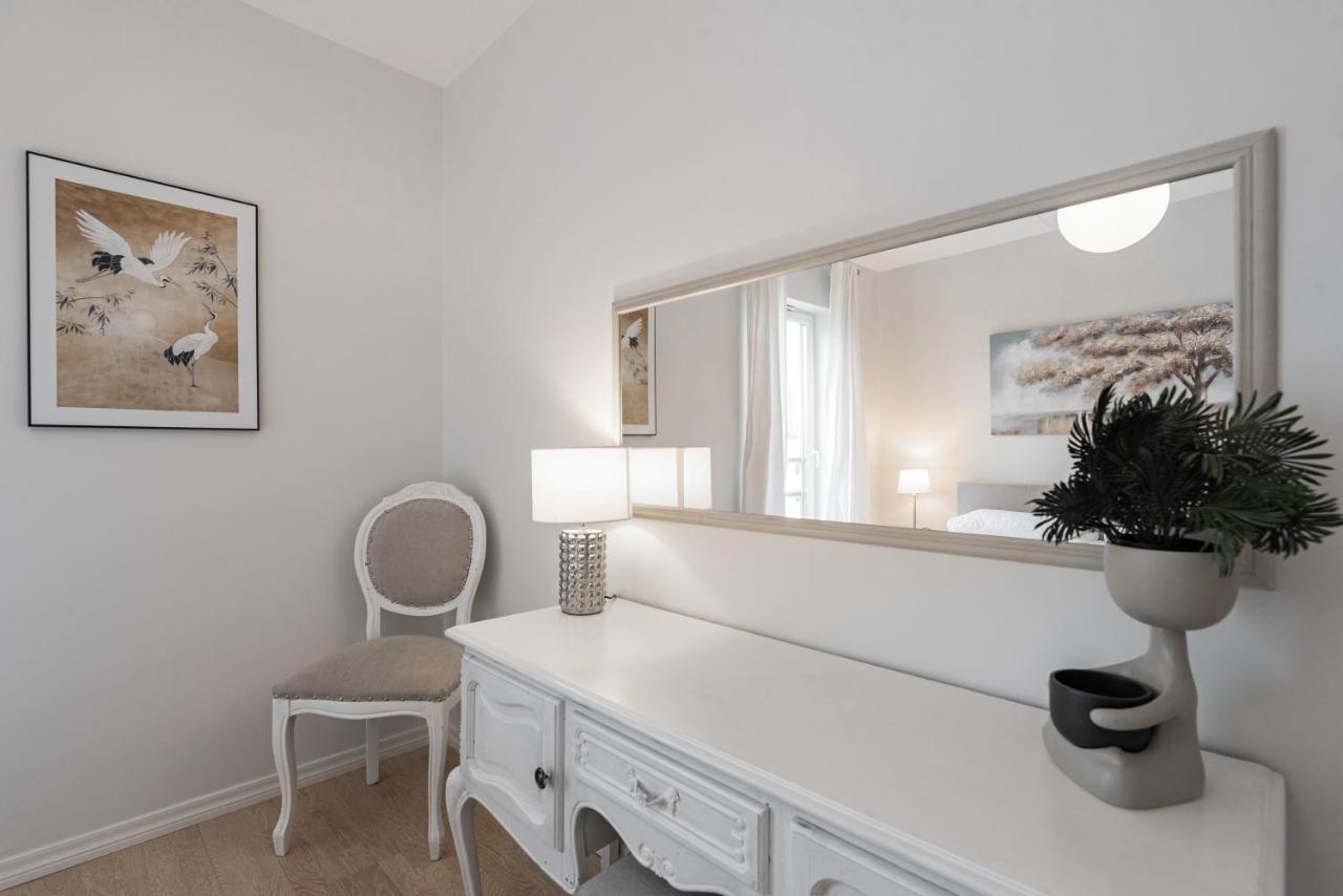 Airhome - Black&White Tallinn Bagian luar foto