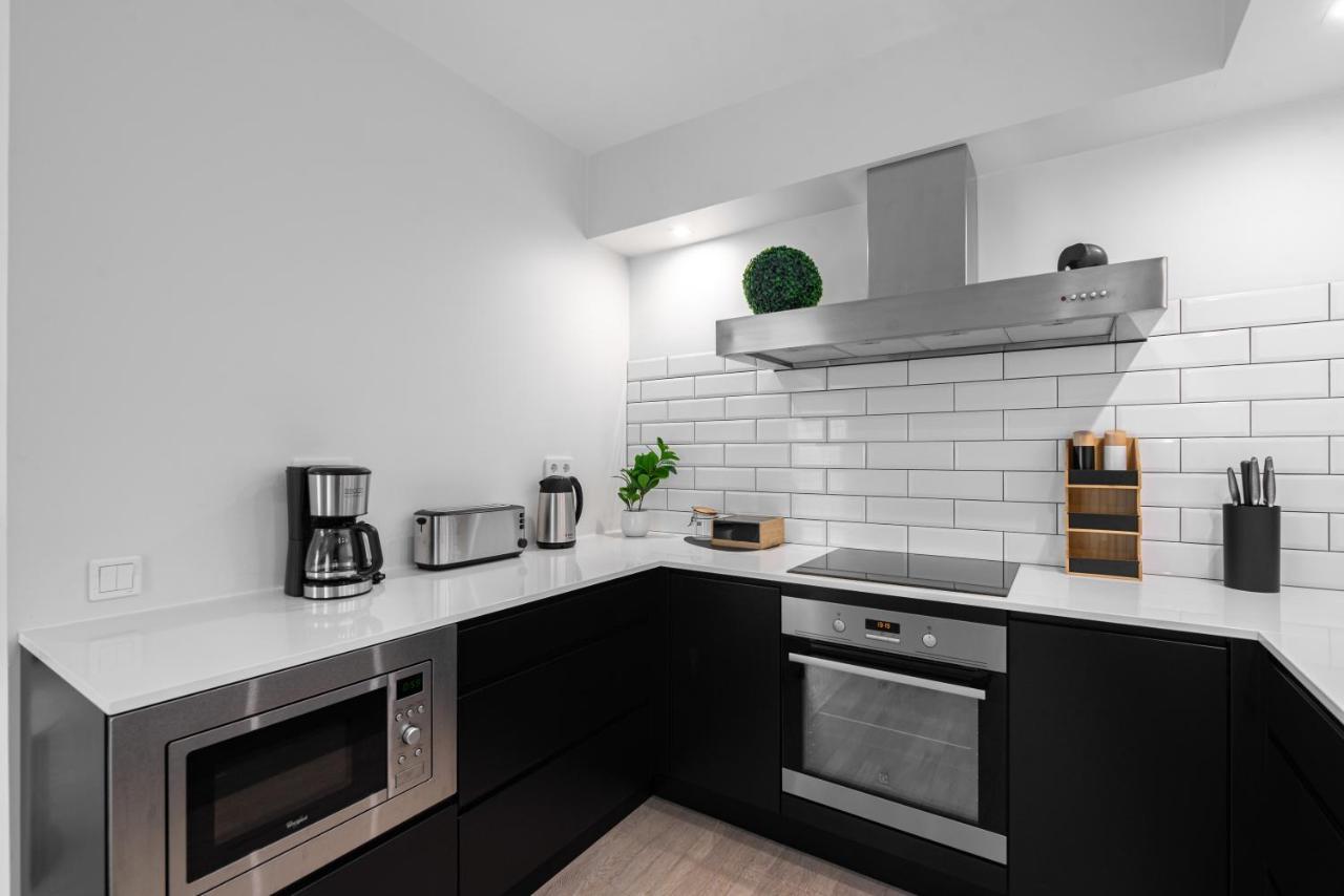 Airhome - Black&White Tallinn Bagian luar foto