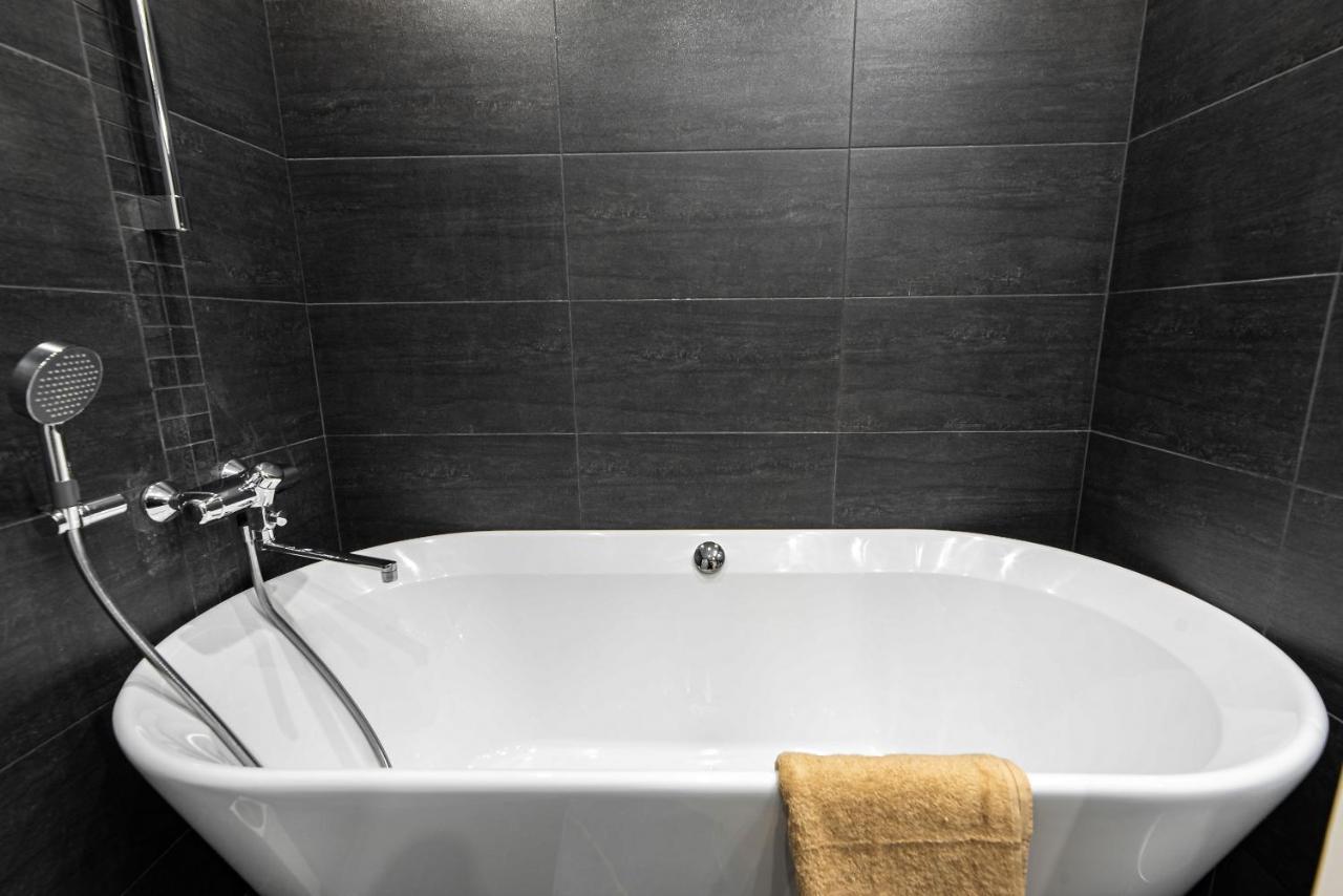 Airhome - Black&White Tallinn Bagian luar foto