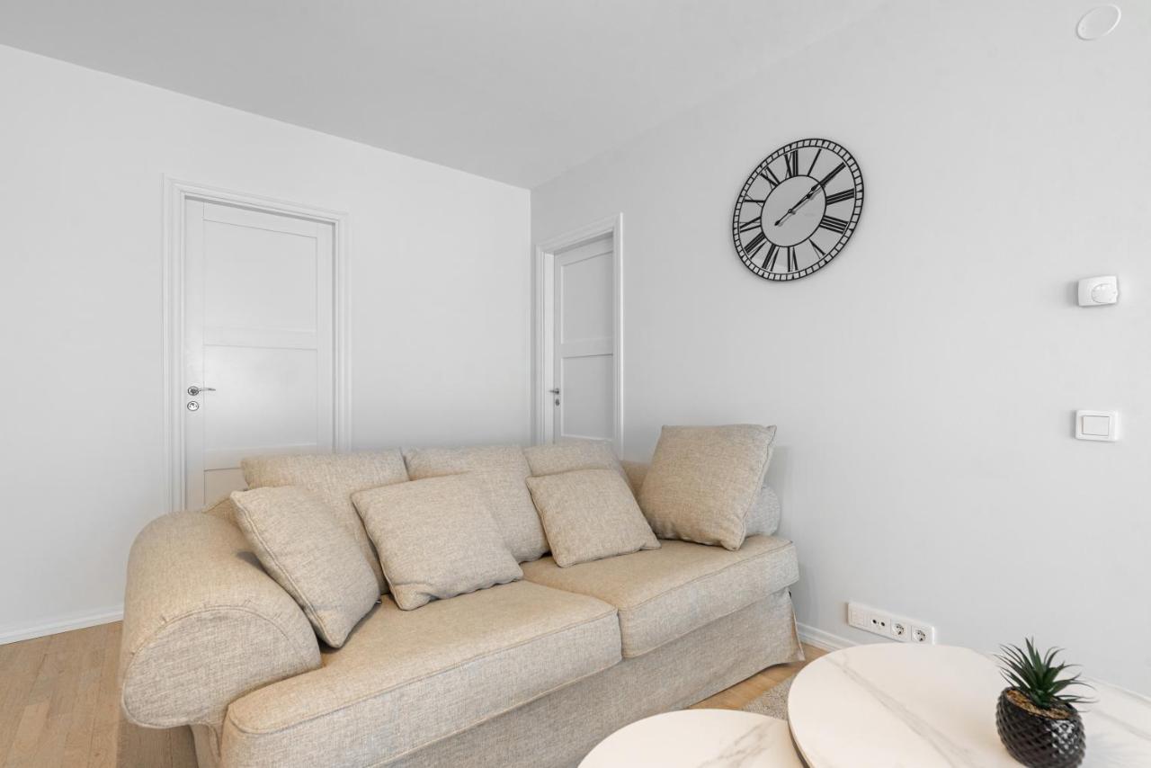 Airhome - Black&White Tallinn Bagian luar foto